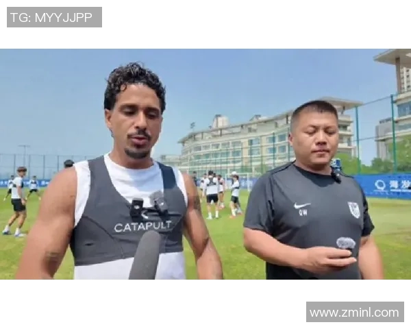 光头足球明星用头撞击对手引发争议赛场瞬间回顾